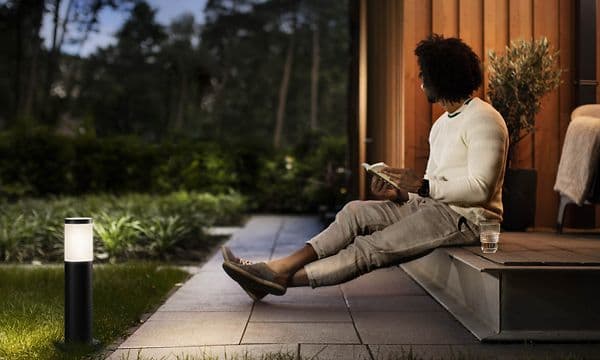Philips LED-belysning - mand på terasse med Philips lamper