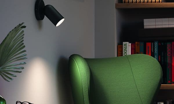 Philips indendørs spotlamper - lampe over grøn lænestol