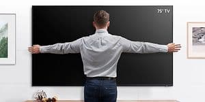 Samsung 75” TV bliver målt af en mand