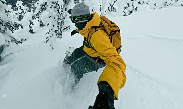 Mann kjører snowboard med GoPro HERO12 Black