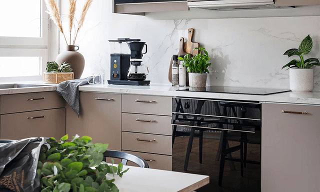 Kaffemaskine på et køkkenbord