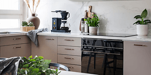 Kaffemaskine på et køkkenbord