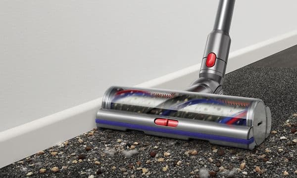 Dyson V15 støvsuger Digital motorbar-munnstykke som rengjør et skittent teppe