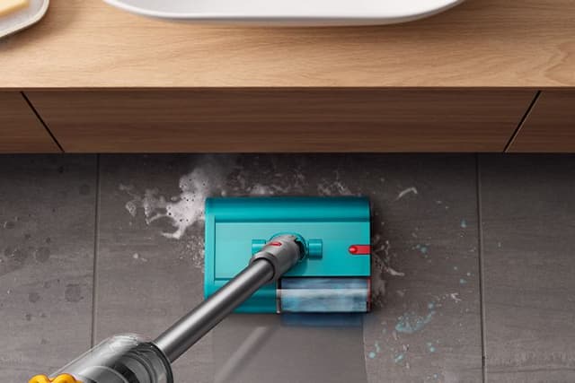 Dyson V15 Submarine brukes til å vaske badegulv