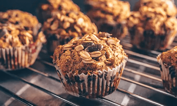 Nærbilde av muffins på bakerist