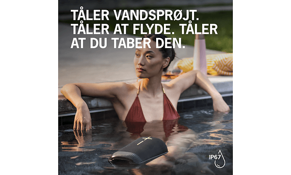 UE EpicBoom - Kvinde der sidder i en pool med en EpicBoom højtaler der flyder i vandet