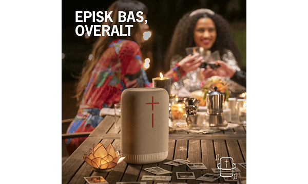 UE EpicBoom - Billede af en UE EpicBoom på et bord med mennesker der fester i baggrunden