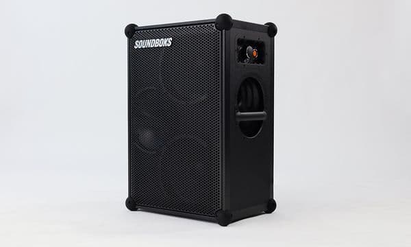 Soundboks 4 -tuotekuva oikealta sivulta kuvattuna