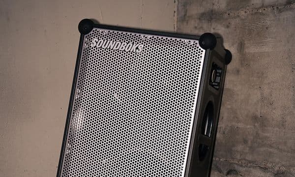 Soundboks 4 -kaiutin puisen laaatikon päällä