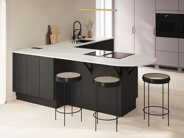 Sort og gråt Epoq køkken med dekton bordplade og tre stole