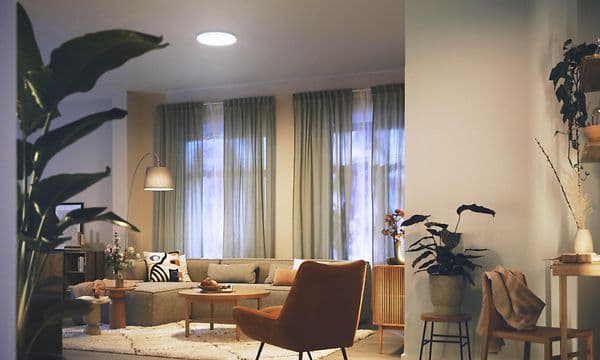 Philips innendørs taklamper som lyser opp stue