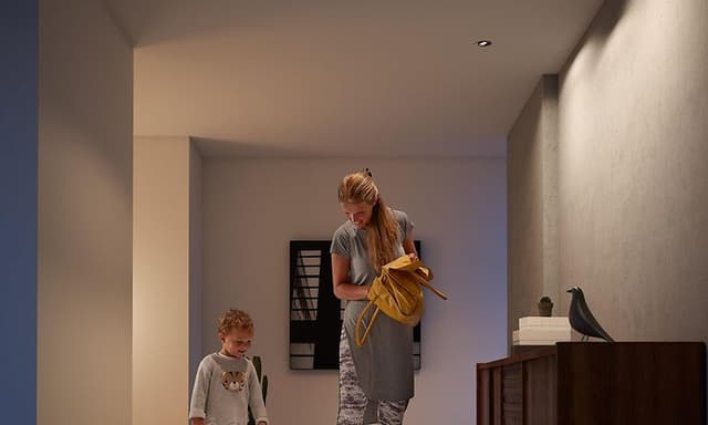 Mor og sønn i en gang med Philips spotlamper i taket