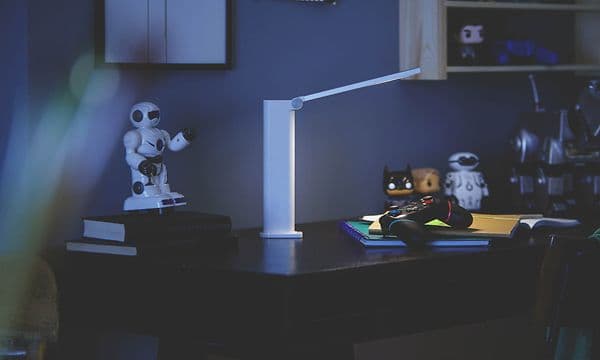Philips-skrivebordslampe på gutterom med roboter
