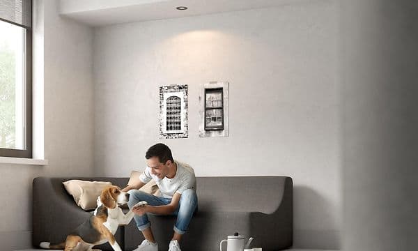 Philips innendørs spotlights i stue der en mann klapper en hund