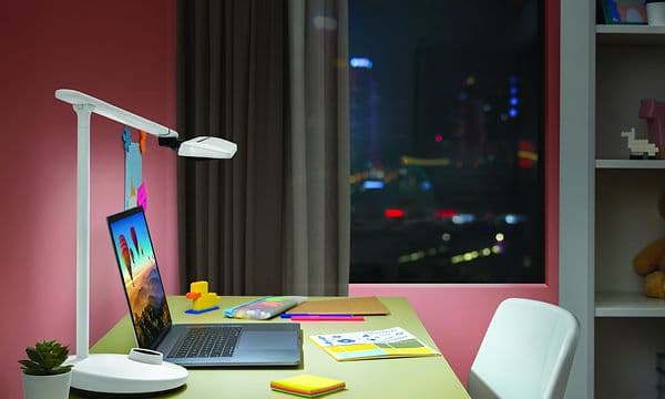 Philips-skrivebordslampe på kontor med bærbar PC