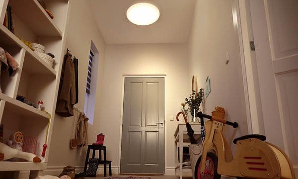 Philips innendørs taklamper som lyser opp en gang