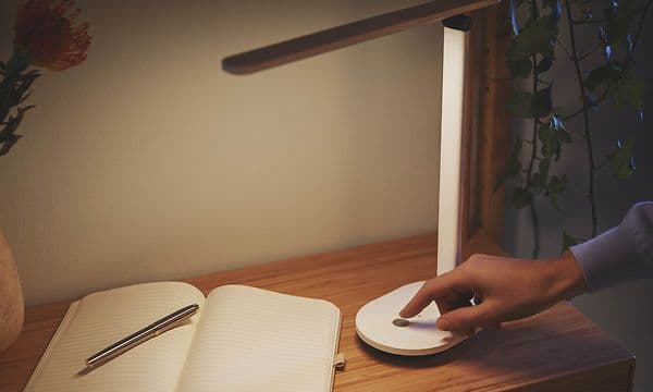 Philips-skrivebordslampe som lyser opp en dagbok