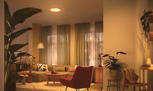 Philips LED-taklampe som lyser opp stue