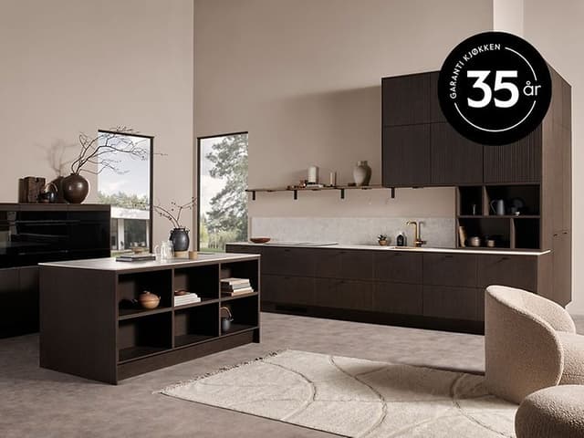 Epoq Edge Dark Oak -kjøkken og 35 års kjøkkengaranti logo