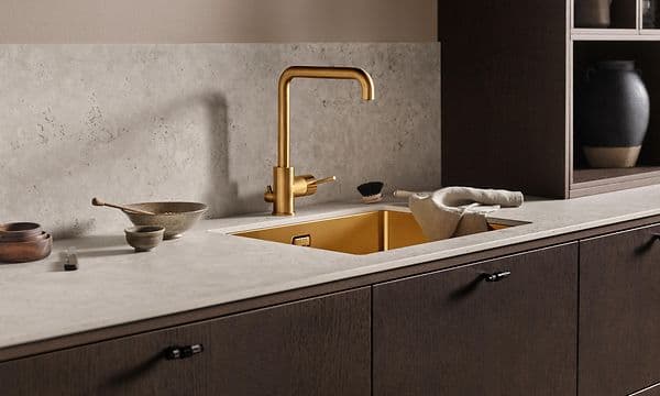 Epoq Edge Dark Oak køkkenserie med med lys bordplade og guldfarvet vandhane og vask