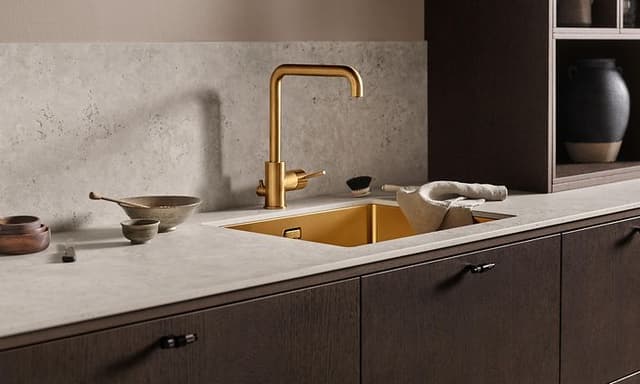 Epoq Edge Dark Oak køkkenserie med med lys bordplade og guldfarvet vandhane og vask
