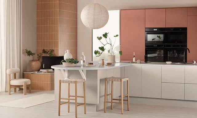 Epoq Trend Red Clay og Sand kjøkken med åpent løsning der kjøkkenøya brukes som spiseplass