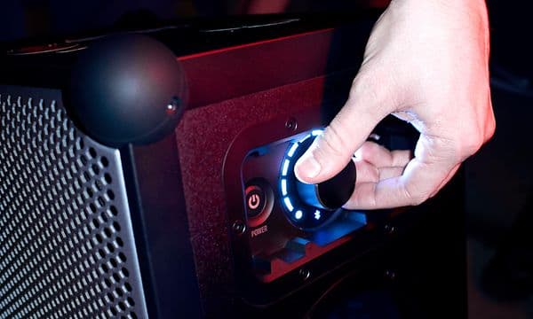 CE - Soundboks 4 - Mand der justerer volumen på en Soundboks 4