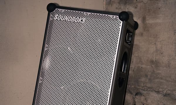 Soundboks 4 højttalersæt på en trækasse udendørs