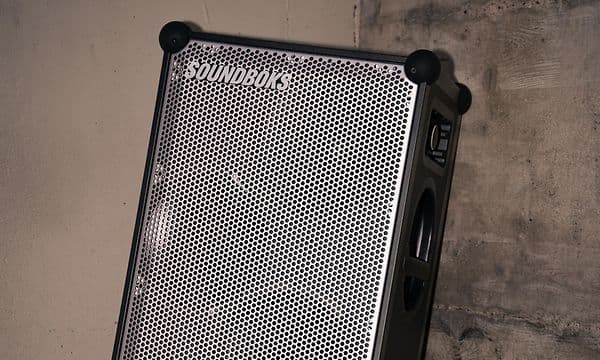 Soundboks 4 på en trälåda utomhus