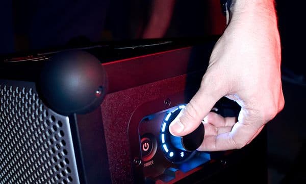 Mann justerer lyden til SOUNDBOKS 4
