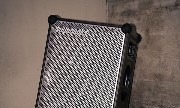 SOUNDBOKS 4-høyttaler på en treboks utendørs