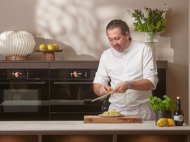 Bosch accent line airfryer-ovn og kokken Christopher Bengtsson dekorerer airfryed blomkål