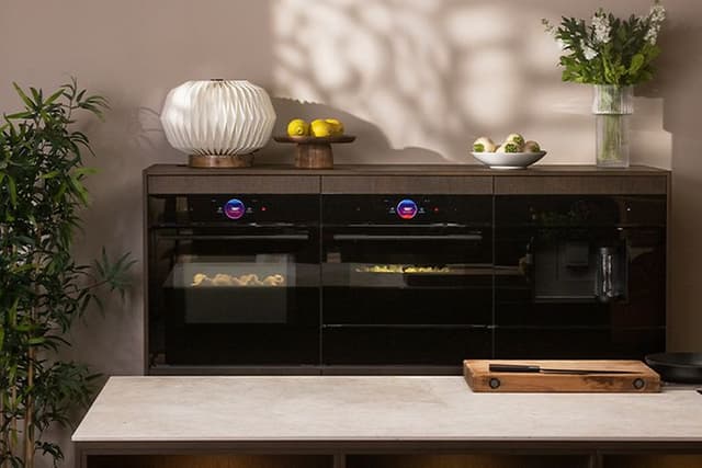 Bosch accent-line Carbon Black ovne indbygget i køkkenet omkring detaljer