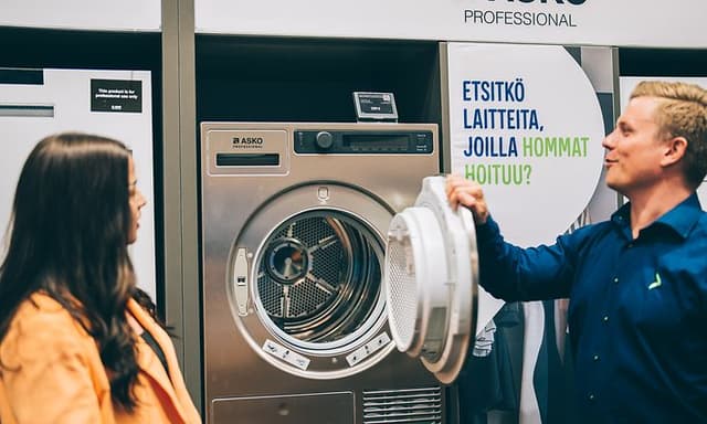 yritysasiantuntija esittelee pro tason pyykkäriä asiakkaalle