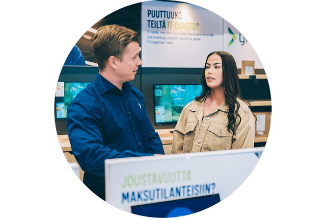 yritysasiantuntija neuvoo asiakasta myymälässä
