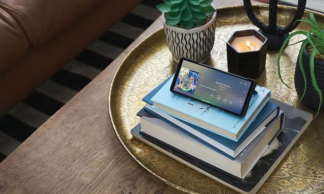 Sony Xperia 5 V plassert på en bokstabel og brukt som høyttaler