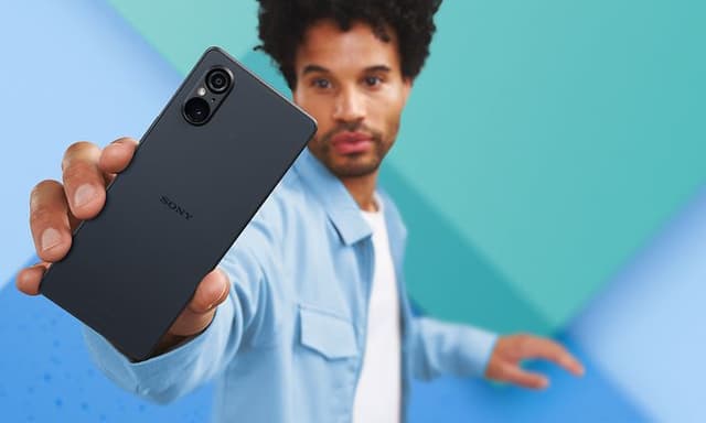 Sony Xperia 5 V i handen på en man