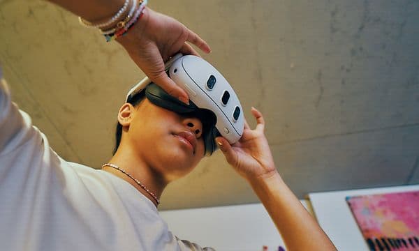 En person der har et Meta Quest 3 VR headset på