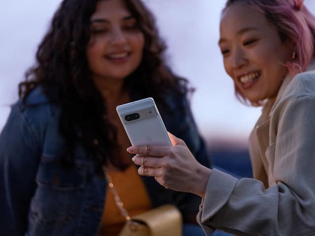 Google - Pixel - Two girls with a Pixel