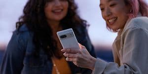 Google - Pixel - Two girls with a Pixel