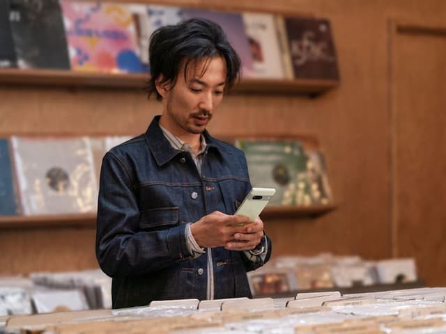 Google - Pixel - Man using Live Translate