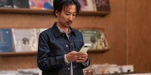 Google - Pixel - Man using Live Translate