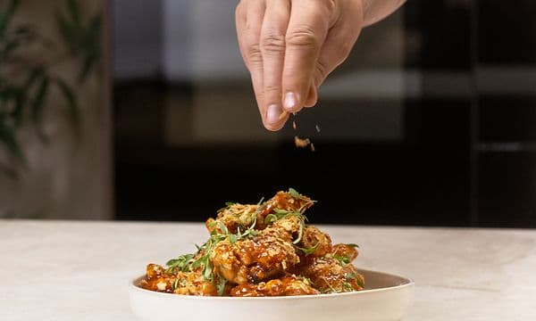 Bosch accent-line Carbon Black ovens - Airfryer - Chicken and hand