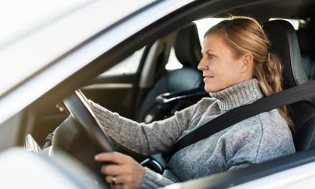 Me-time - omaa aikaa - Nainen ajaa autoa