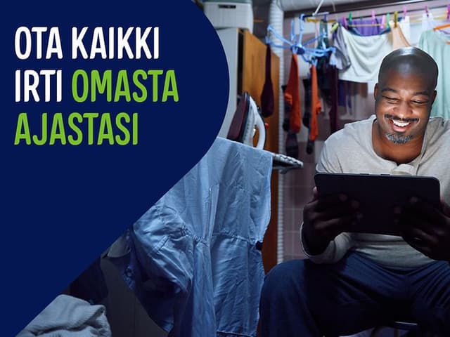 Mies on paennut kylpyhuoneeseen tablettinsa kanssa. Bannerin teksti: Ota kaikki irti omasta ajastasi