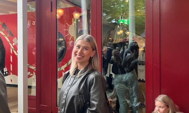 Mig-tid - Ambassadør Cajsa poserer til en event