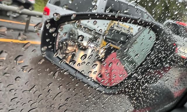 Mig-tid - nærbillede af sidespejl i en bil