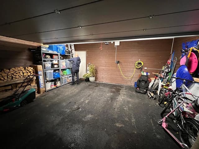 Mig-tid - Ambassadør Christian i en garage med ting