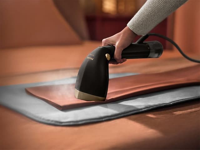 Banner with Philips black steamer