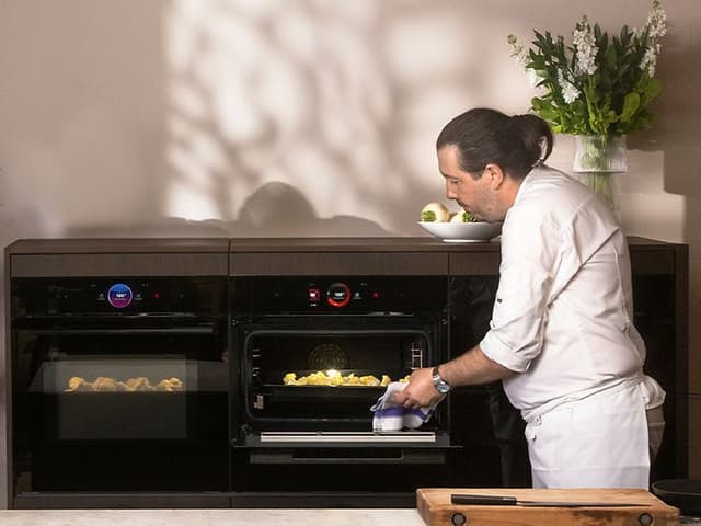 Kokken udtager stegt blomkål fra en Bosch accentlinje med airfryer